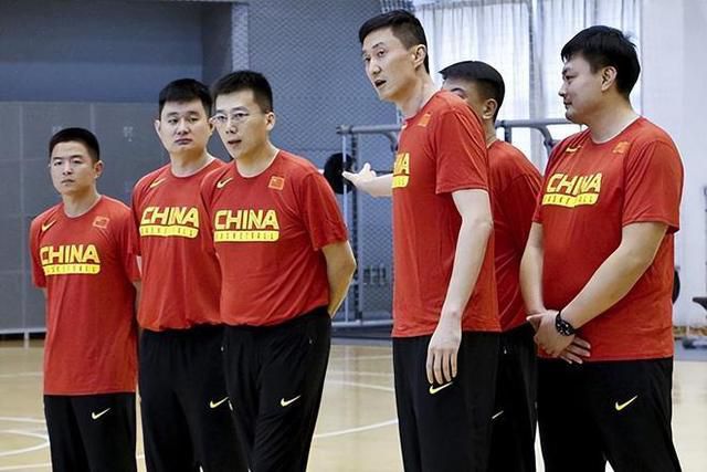 黑丝踩脸