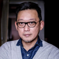 美女扒开尿口桶喷